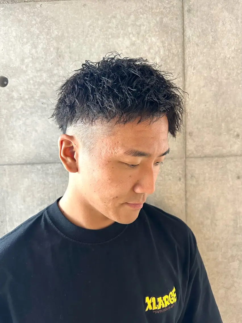 ショート パーマ メンズ センターパート フェードカット マッシュ メンズパーマ メンズツイストパーマ 梅田中崎町メンズ 美容師ユースケのヘアスタイル