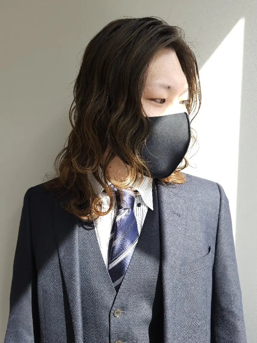 ロング カラー パーマ メンズ メンズパーマ 波巻きパーマ メンズウルフカット ベージュカラー ロング 成瀬 弘光のヘアスタイル