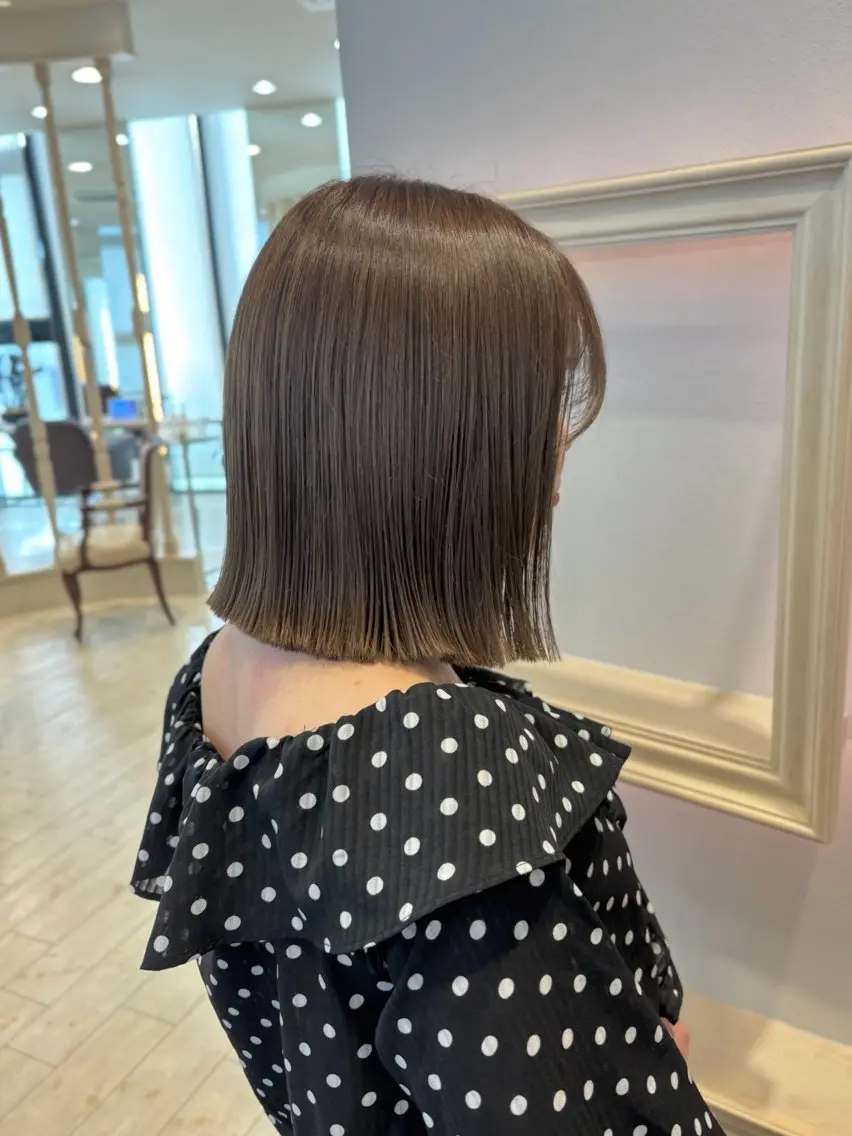 ミディアム カラー 切りっぱなしボブ ベージュカラー ブリーチ 透明感カラー ダブルカラー カット ヘアカラー トリートメント サソウ ユリエ🥥のヘアスタイル