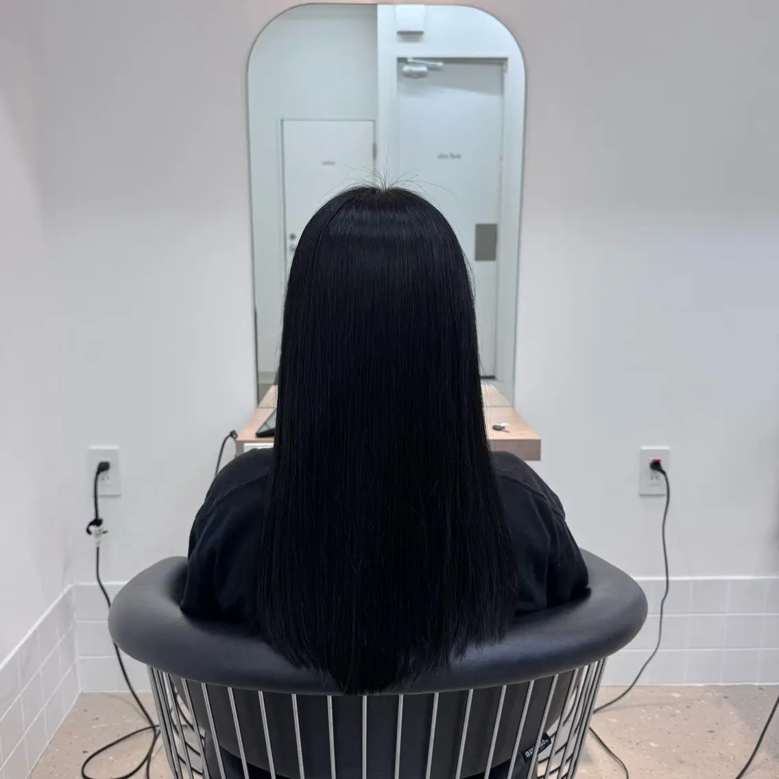 ロング カラー 黒髪 ブルーカラー ブルーブラック ヘアカラー トリートメント 内田 愛莉のヘアスタイル