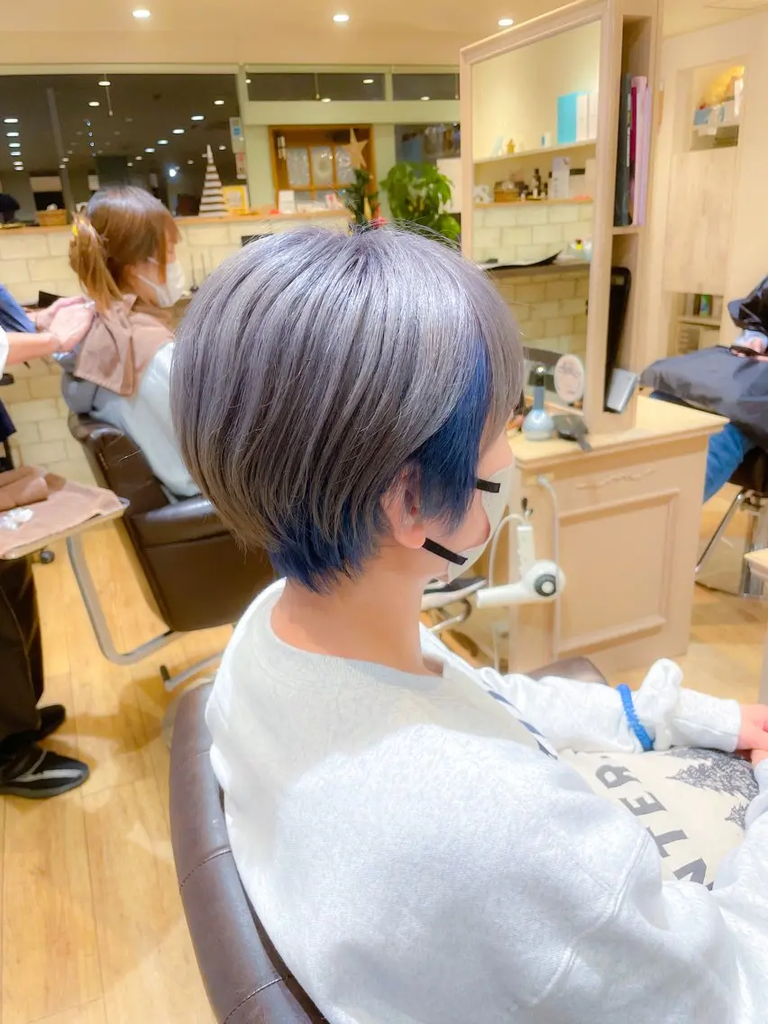 ショート カラー ブリーチ ブルーカラー インナーカラー シルバー ホワイトシルバー ヘアカラー トリートメント 高嶋 憂蘭々のヘアスタイル
