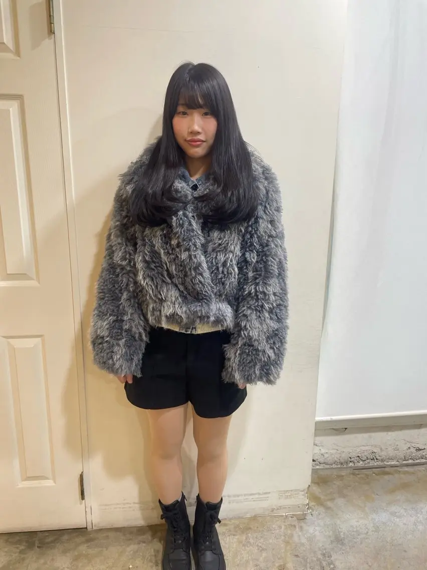 ロング カラー ダークグレー レイヤーカット カット ヘアカラー トリートメント MIOベージュカラー 柔らかいカラーのヘアスタイル