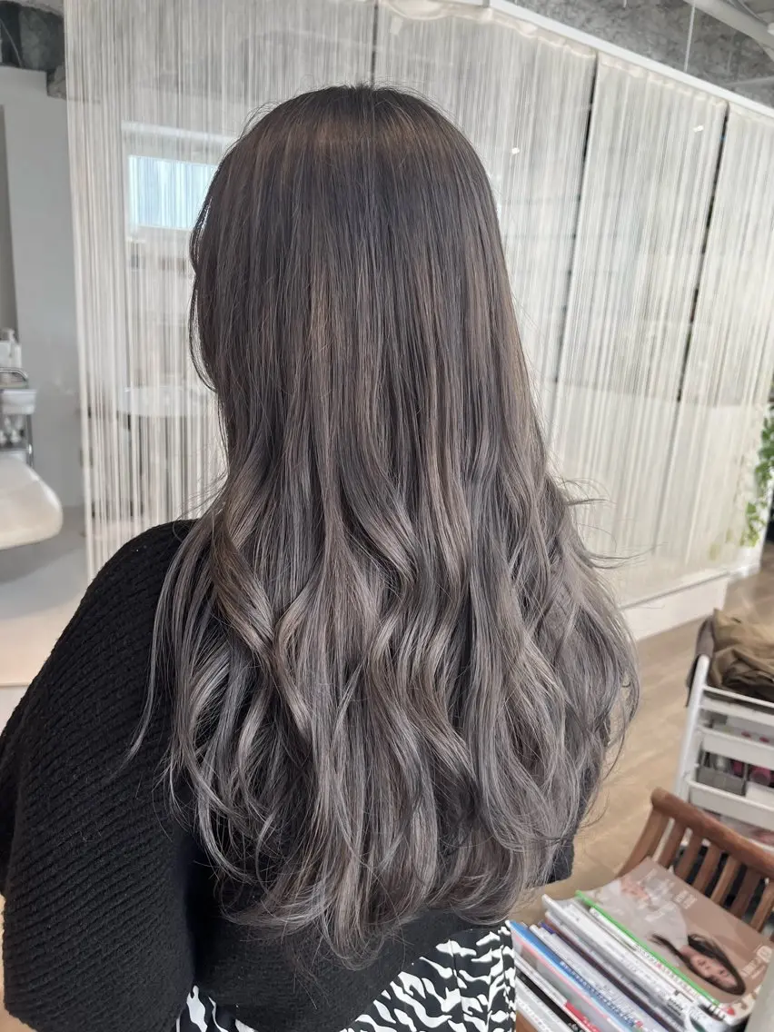 ロング カラー ブリーチ グレージュ ラベンダーカラー ラベンダーグレージュ ラベンダーグレー ヘアカラー 伊藤かな 🫧 髪質改善/ヘッドスパのヘアスタイル
