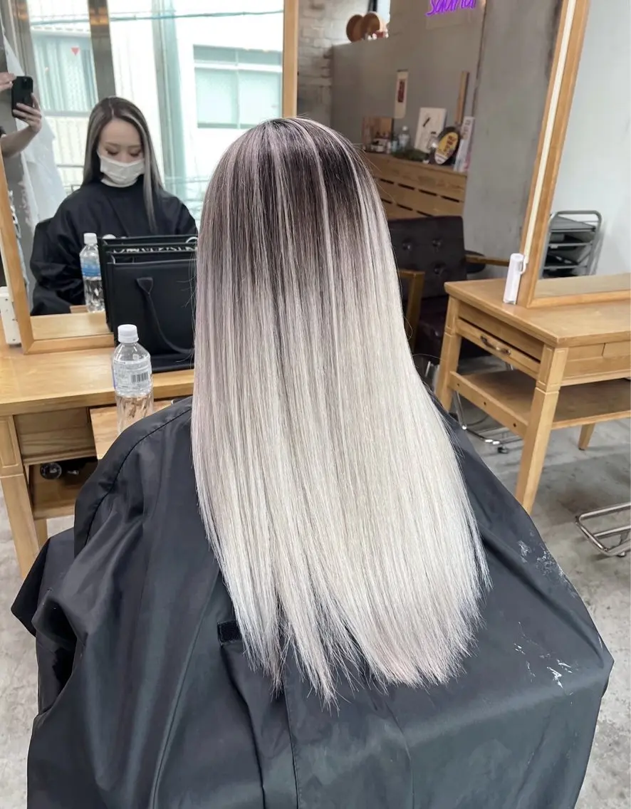 ロング カラー バレイヤージュ シルバー ホワイトシルバー レイヤーカット ヘアカラー トリートメント 指名数No.1 /NAOYAのヘアスタイル