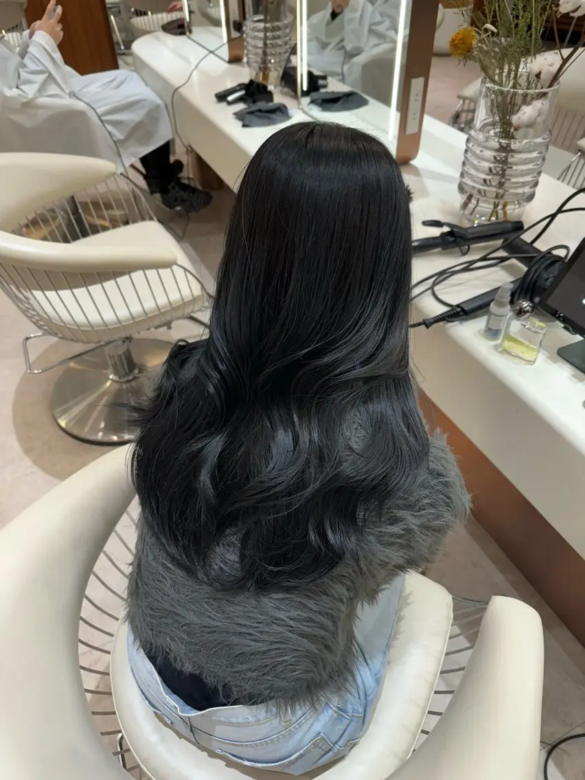 ロング カラー 黒髪 ブルーカラー ブルーブラック ダークグレー ダークグレージュ カット ヘアカラー トリートメント ヘアセット 韓国レイヤー🇰🇷 韓国研修◎渋谷カイトのヘアスタイル