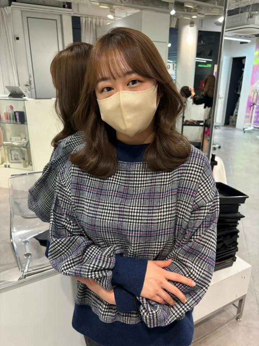 ミディアム カラー ベージュカラー オリーブベージュ くびれヘア シースルーバング MEI🎀つやカラー 🎀レイヤー🎀渋谷のヘアスタイル