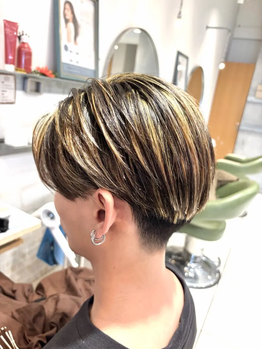 ショート カラー ハイライトカラー レイヤーカットのヘアスタイル