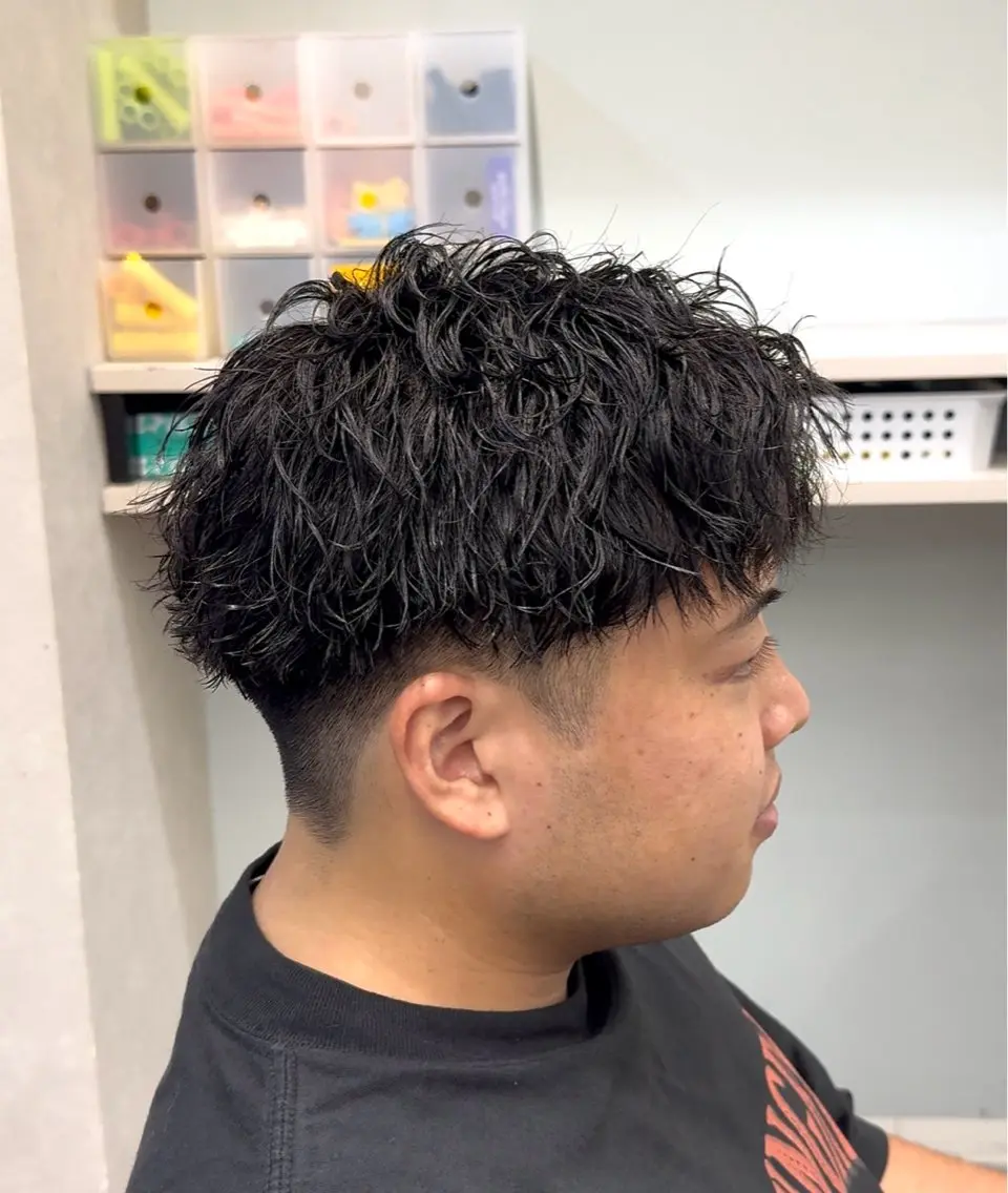 ショート パーマ メンズ アップバング メンズパーマ ツイストスパイラルパーマ ショートヘア スパイラルパーマ カット パーマ 杉村 一輝のヘアスタイル