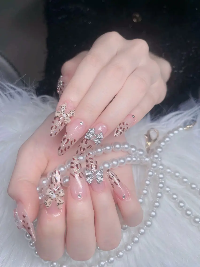 ネイル オーロラネイル フレンチネイル ジェルネイル ハロウィン キラキラネイル H.baby Nail Salonのネイルデザイン