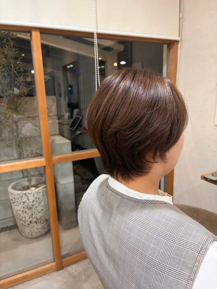 ショート カラー ブラウンカラー チョコレートブラウン ヘアカラー momoka オリーブ/ベージュのヘアスタイル
