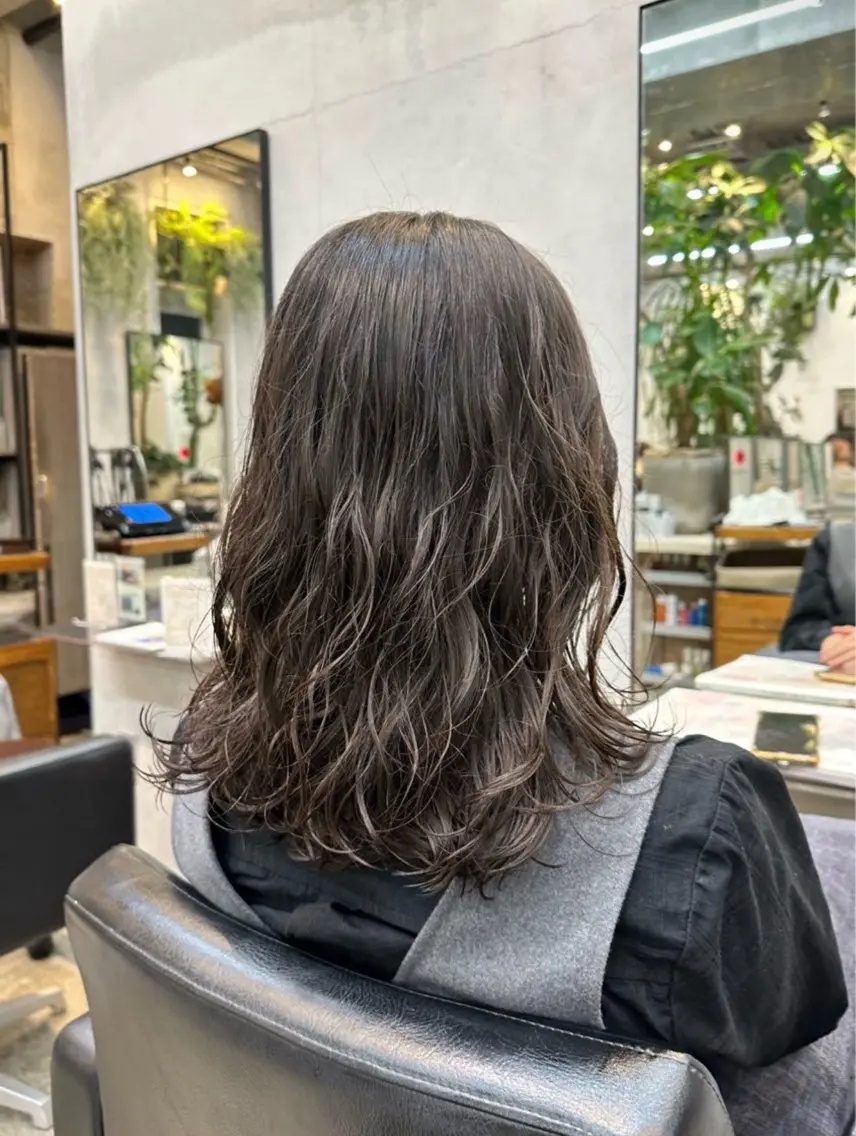 ロング パーマ レイヤーカット ローレイヤー スパイラルパーマ 【新宿】川口開世 cut・permのヘアスタイル