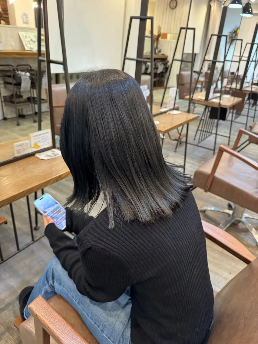 ミディアム カラー 黒髪 ブルーカラー ブルーブラック YURA bisou hairのマツエク・マツパデザイン