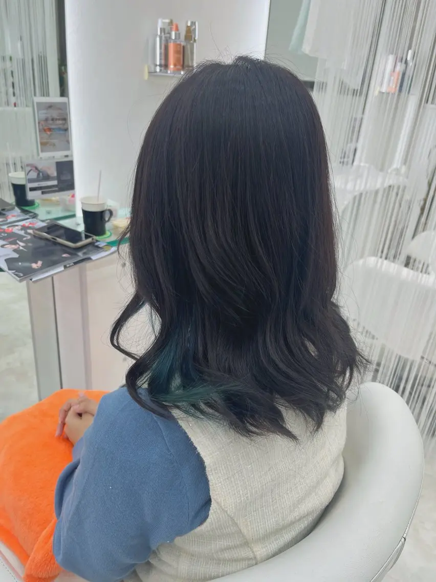 セミロング カラー ブリーチ ブルーカラー ヘアカラー 山森 大地のヘアスタイル