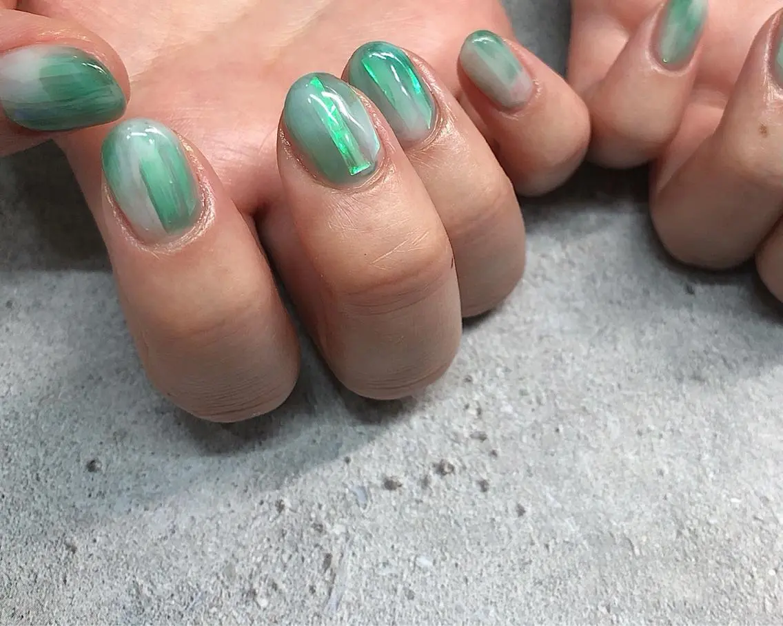 ネイル オーロラネイル グリーン ハンドネイル saki_ nail heronのネイルデザイン