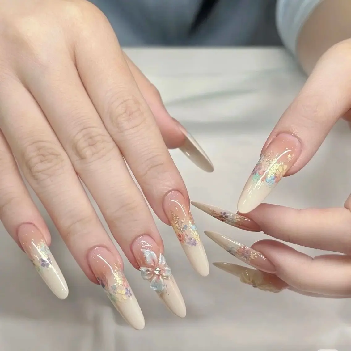 ネイル フラワーネイル ジェルネイル グラデーション キラキラネイル 韓国ネイル ハンドネイル Blingg NailStudioのネイルデザイン