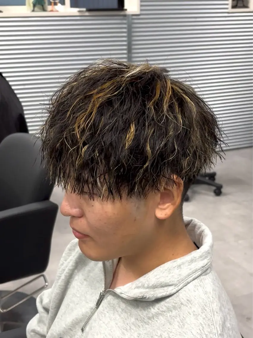 カラー パーマ メンズ メンズブリーチ メンズハイライト メンズパーマ ブリーチ ハイライトカラー カット パーマ トリートメント 波巻き/ツイスパ/ 短髪/鈴木俊也のヘアスタイル