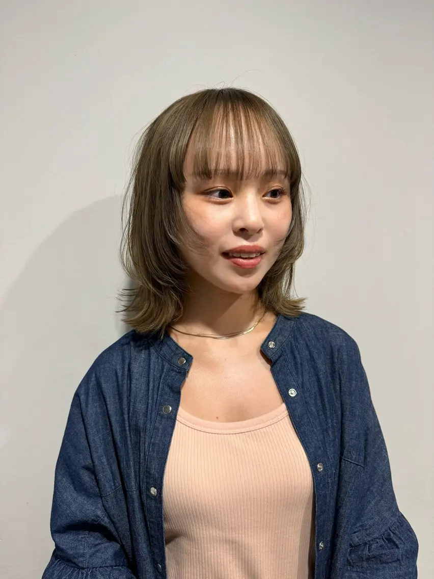 ミディアム カラー ミディアムレイヤー ベージュカラー ブリーチ オリーブベージュ レイヤーカット レイヤー/大人ボブ 渡邉【日吉美容室】のヘアスタイル