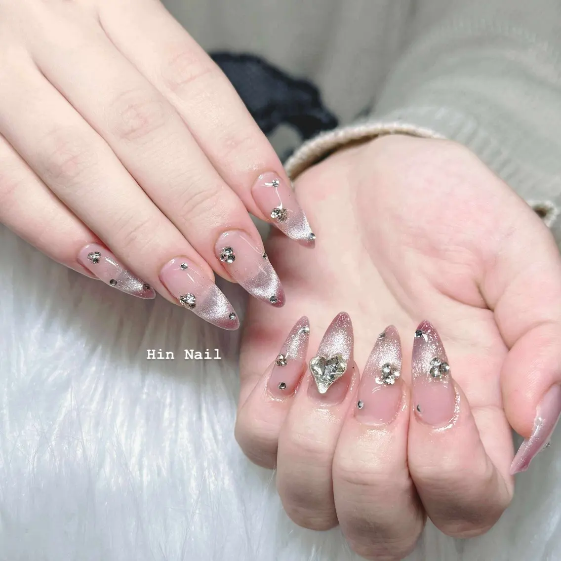 ネイル ボルドー チークネイル フレンチネイル グラデーション キラキラネイル ハンドネイル HIN NAILのネイルデザイン