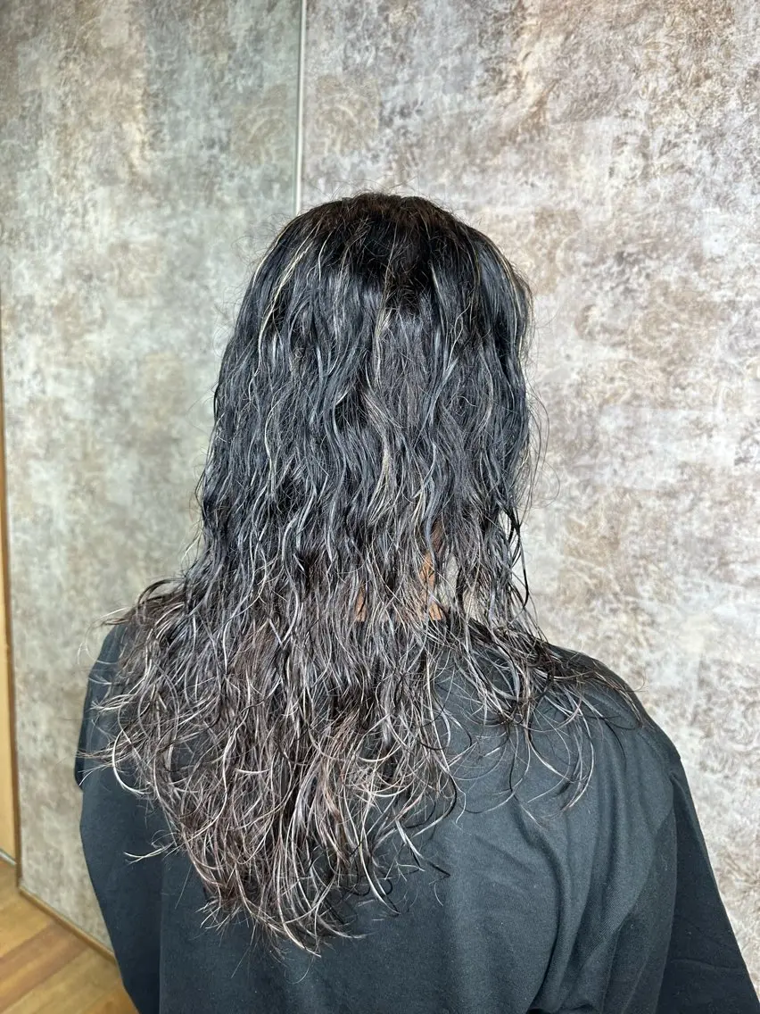 セミロング ハイライト ウエチ シオミ 金沢文庫のヘアスタイル