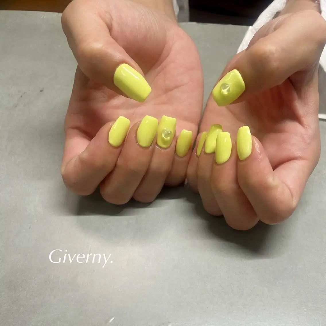 ネイル ワンカラーネイル シンプルネイル 夏ネイル 黄色 ハンドネイル Giverny .のネイルデザイン