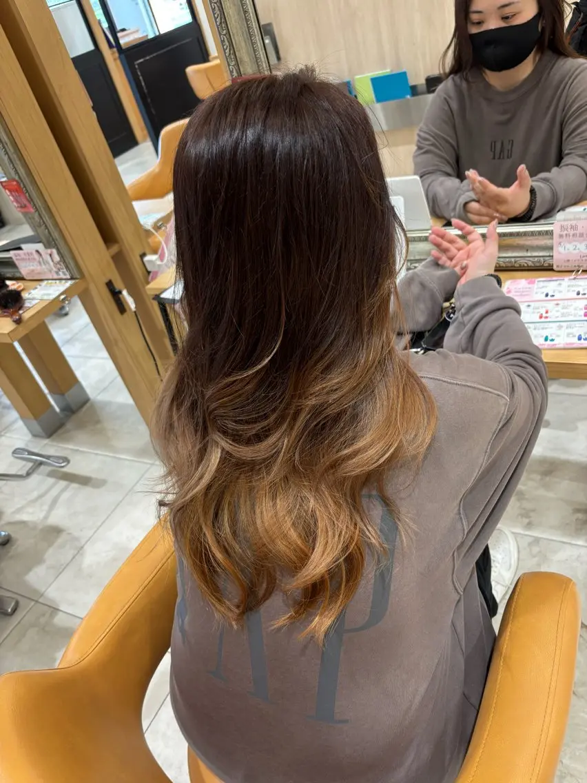 ロング カラー ベージュカラー ブリーチ ブラウンカラー グラデーションカラー ラブーケ中川中島店 クラタチカコのヘアスタイル