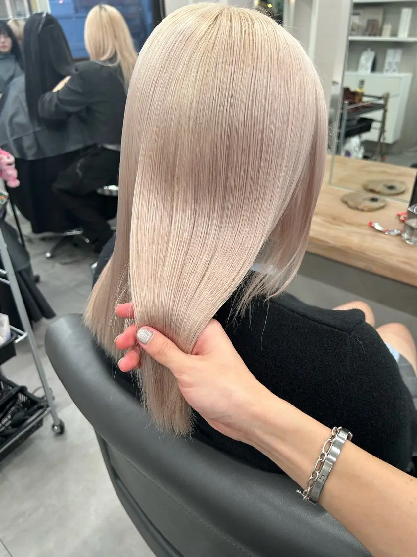 ミディアム カラー ベージュカラー ホワイトベージュ カット ヘアカラー トリートメント Maya川越/ エクステ/ハイトーンのヘアスタイル