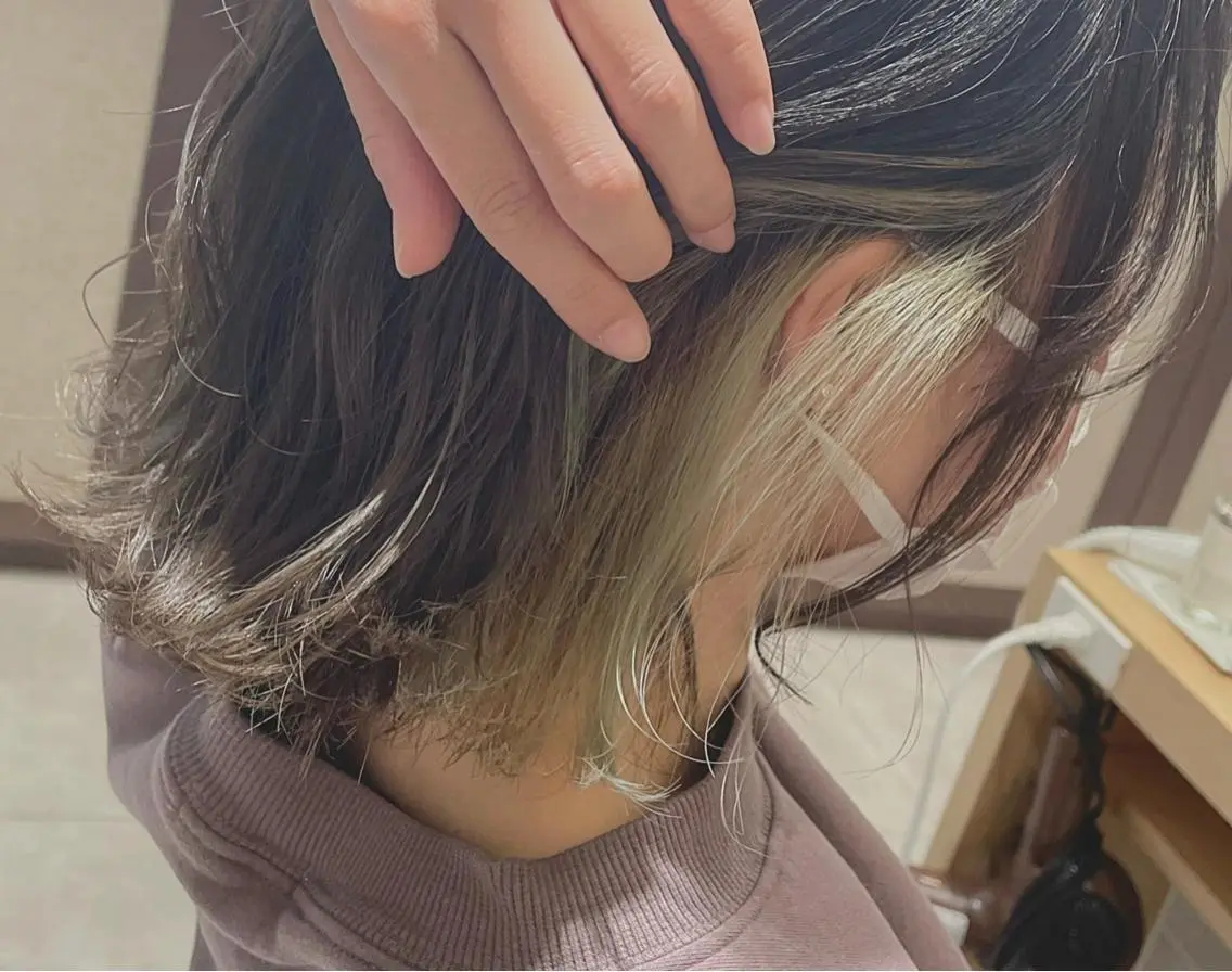 ミディアム カラー ベージュカラー ブリーチ イヤリングカラー ホワイトベージュ ヘアカラー 高木 櫻のヘアスタイル