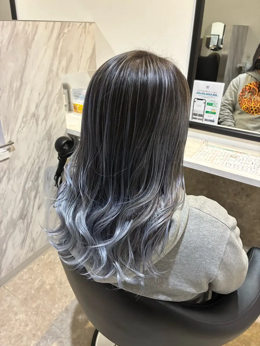 セミロング カラー バレイヤージュ シルバー レイヤーカット SEA BELLE YASUのヘアスタイル