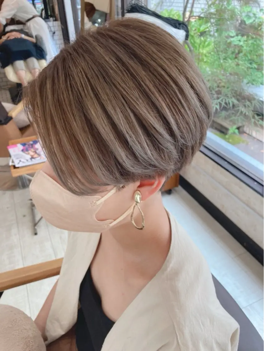 ショート カラー ベージュカラー ハイライトカラー ハイライト ショートヘア カット ヘアカラー Mina Akiyamaのヘアスタイル