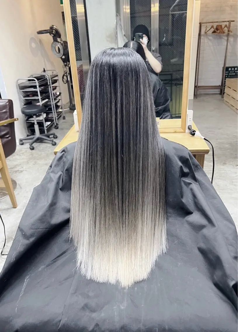 ロング カラー バレイヤージュ シルバー ホワイトシルバー レイヤーカット ヘアカラー トリートメント 指名数No.1 /NAOYAのヘアスタイル