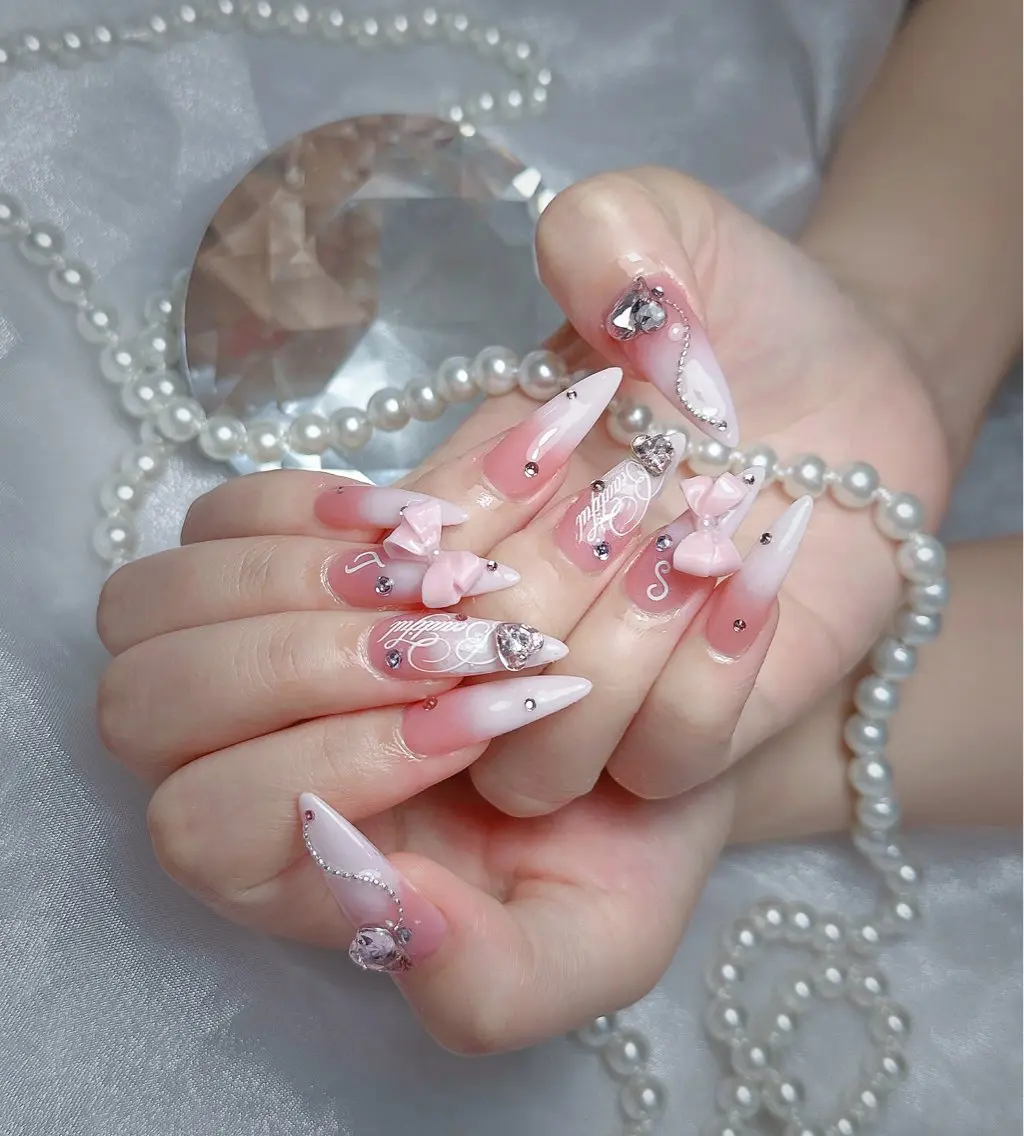 ネイル キラキラネイル マグネットネイル ぷっくりネイル 春ネイル ワンホンネイル ハンドネイル Lyna 池袋 ロングネイルのネイルデザイン