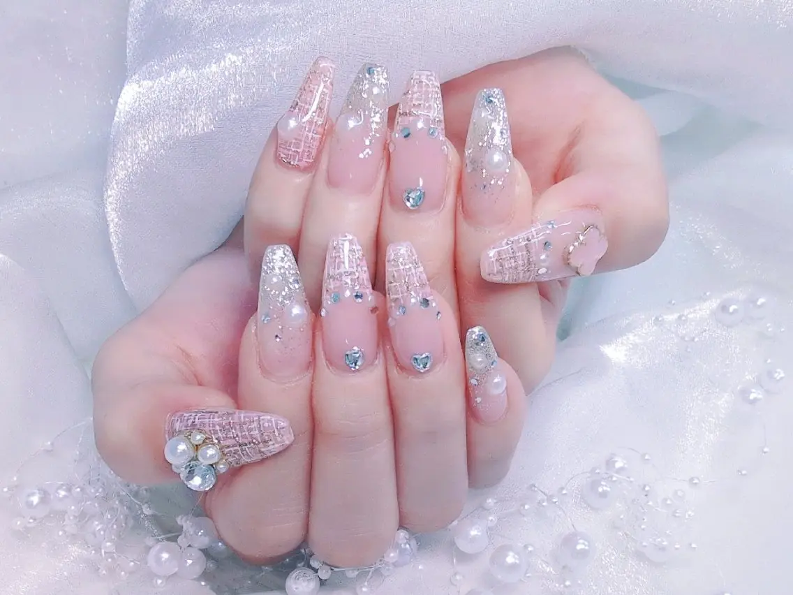 ネイル アートネイル キラキラネイル 持ち込み ニュアンスネイル リボン Chouette Nailのネイルデザイン