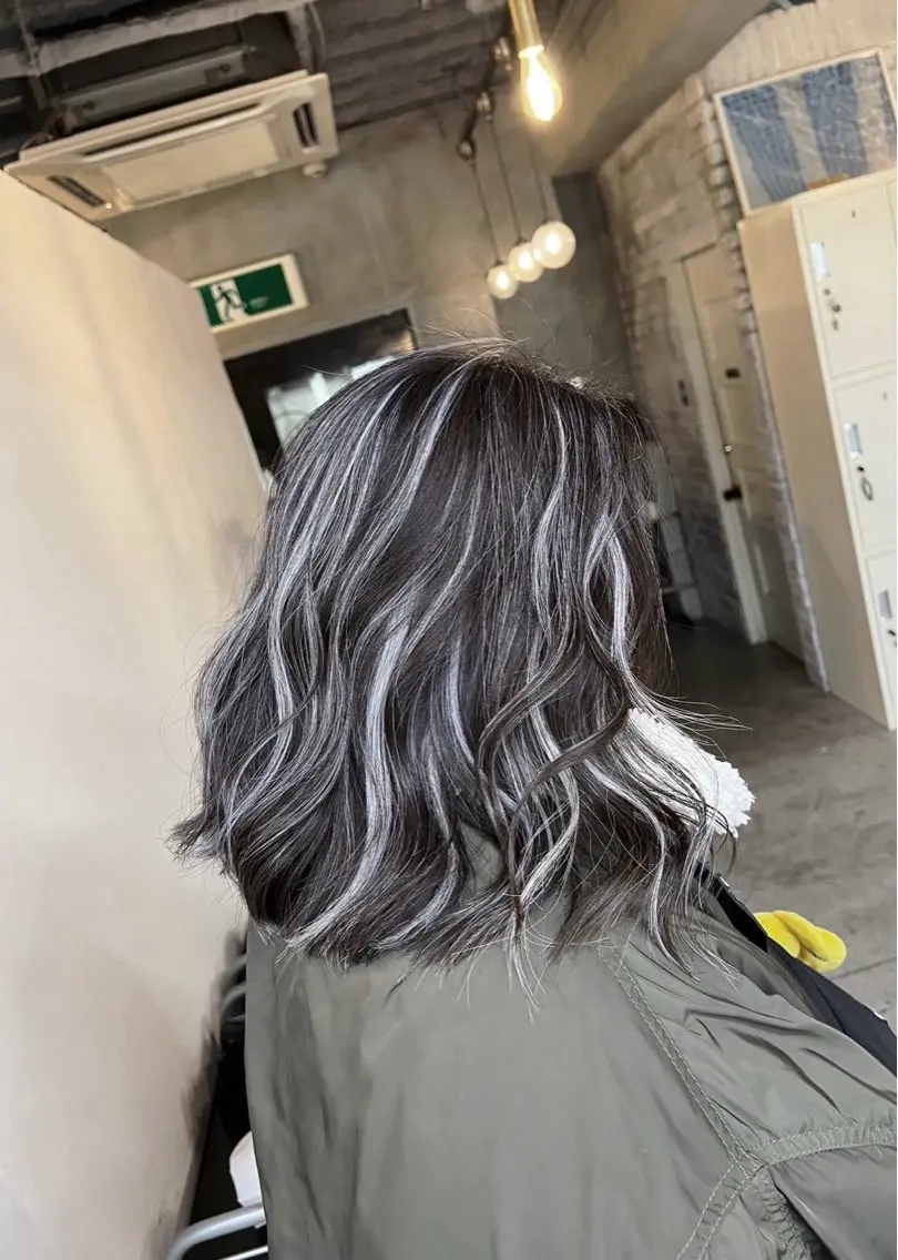 ミディアム カラー ダークグレー ダークグレージュ グレージュ ハイライトカラー ハイライト カット ヘアカラー トリートメント 指名数No.1 /NAOYAのヘアスタイル