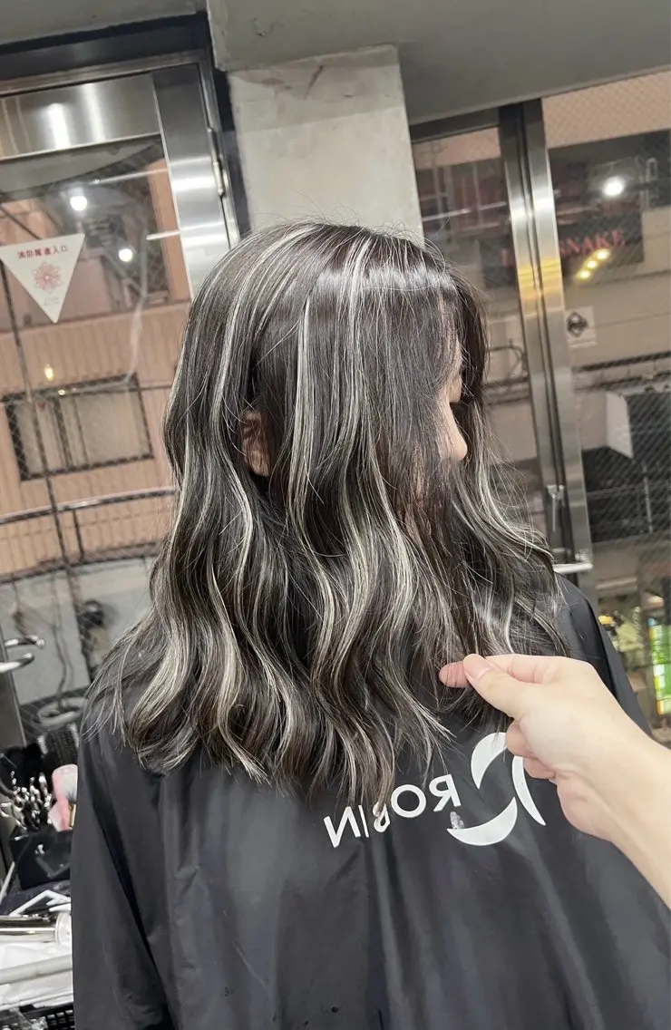 セミロング カラー ダークグレー ダークグレージュ グレージュ ハイライトカラー ハイライト ヘアカラー トリートメント 指名数No.1 /NAOYAのヘアスタイル