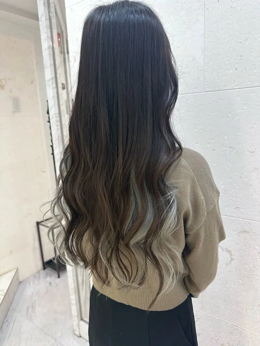 ロング カラー ブリーチ インナーカラー シルバー 安田 柚月のヘアスタイル