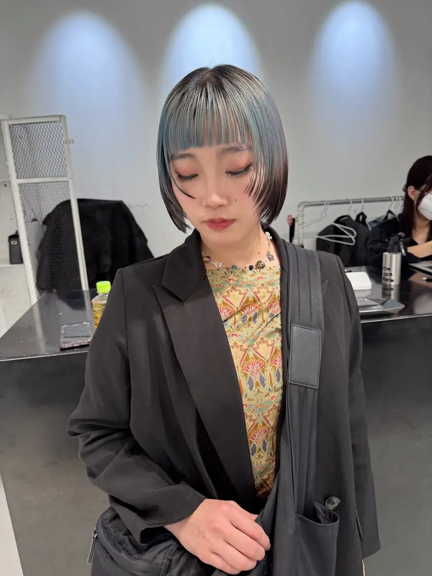 ショート カラー ヘアアレンジ ブリーチ ブルーカラー デザインカラー グラデーションカラー ヘアカラー 艶ハイトーン/ヘア アレンジAYAKAのヘアスタイル