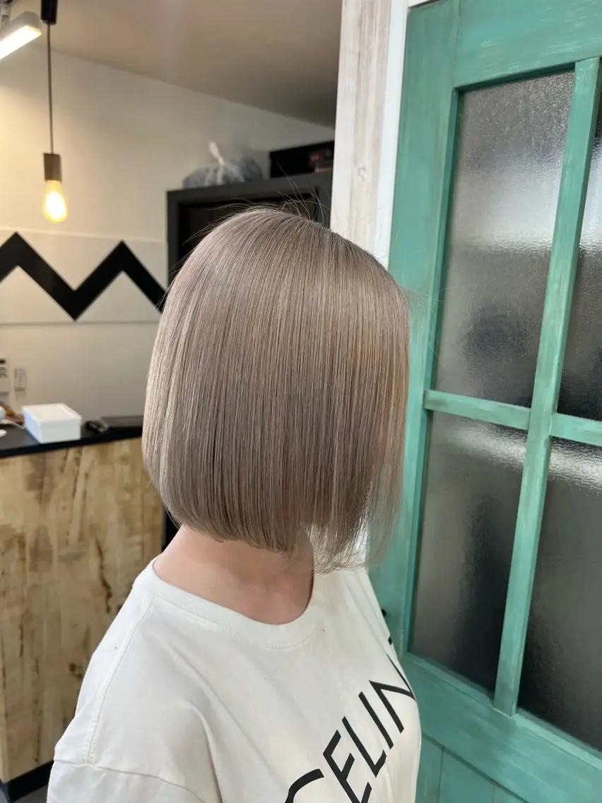 ショート カラー ブリーチ ブロンド ダブルカラー ホワイトブロンド ヘアカラー 吉野 瑳桜のヘアスタイル