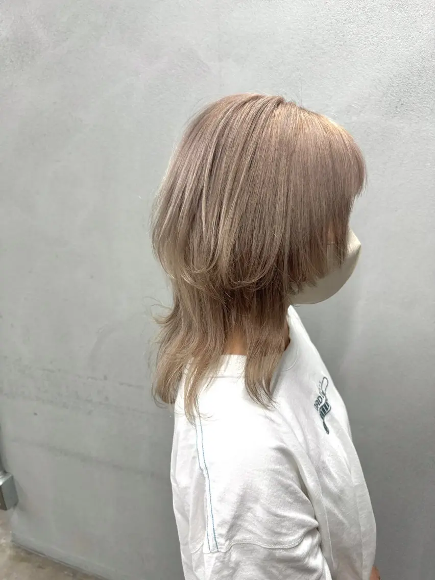 ミディアム カラー ベージュカラー ブリーチ シルバー シルバーベージュ ウルフカット カット ヘアカラー トリートメント #tag 佐藤璃美のヘアスタイル
