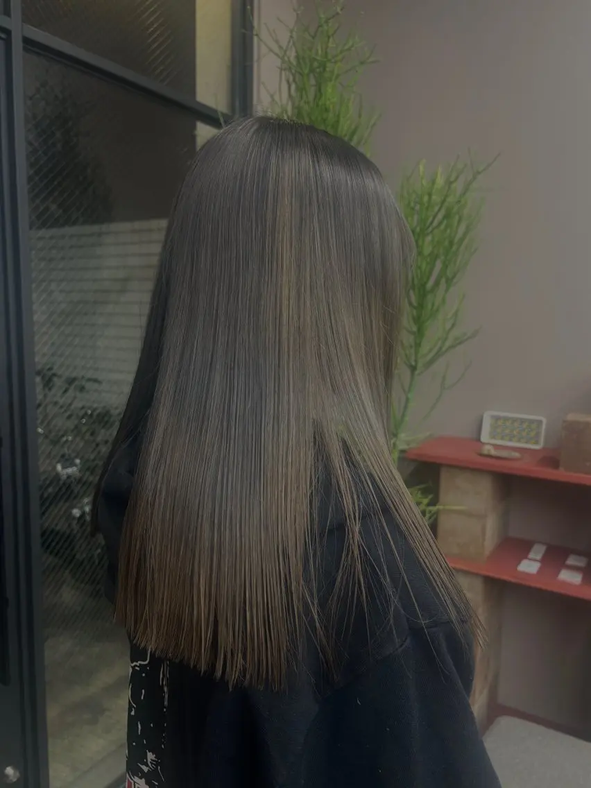 ロング カラー ブリーチ ヘアカラー HIBIKI / 透明感カラーのヘアスタイル