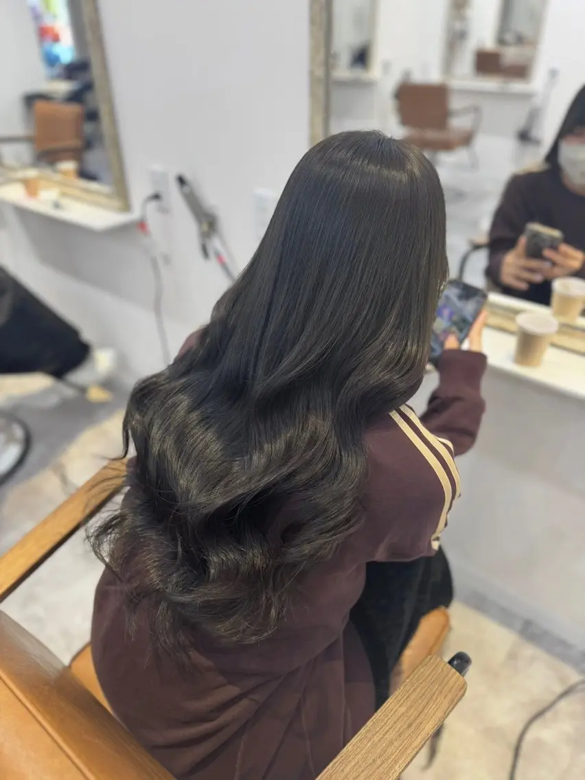 ロング カラー アッシュ アッシュブラウン ベージュカラー 黒髪 ブリーチ カット ヘアカラー トリートメント 赤み無し柔らかカラー 【梅田】madokaのヘアスタイル