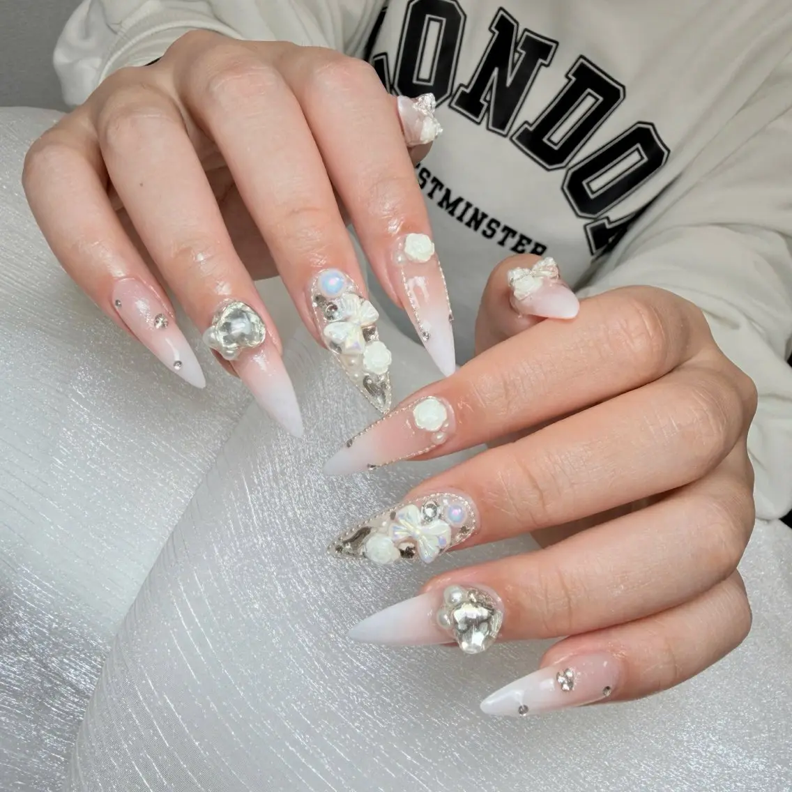ネイル オーロラネイル 長さ出し フラッシュネイル フレンチネイル ジェルネイル ハンドネイル KITTY nailsのネイルデザイン