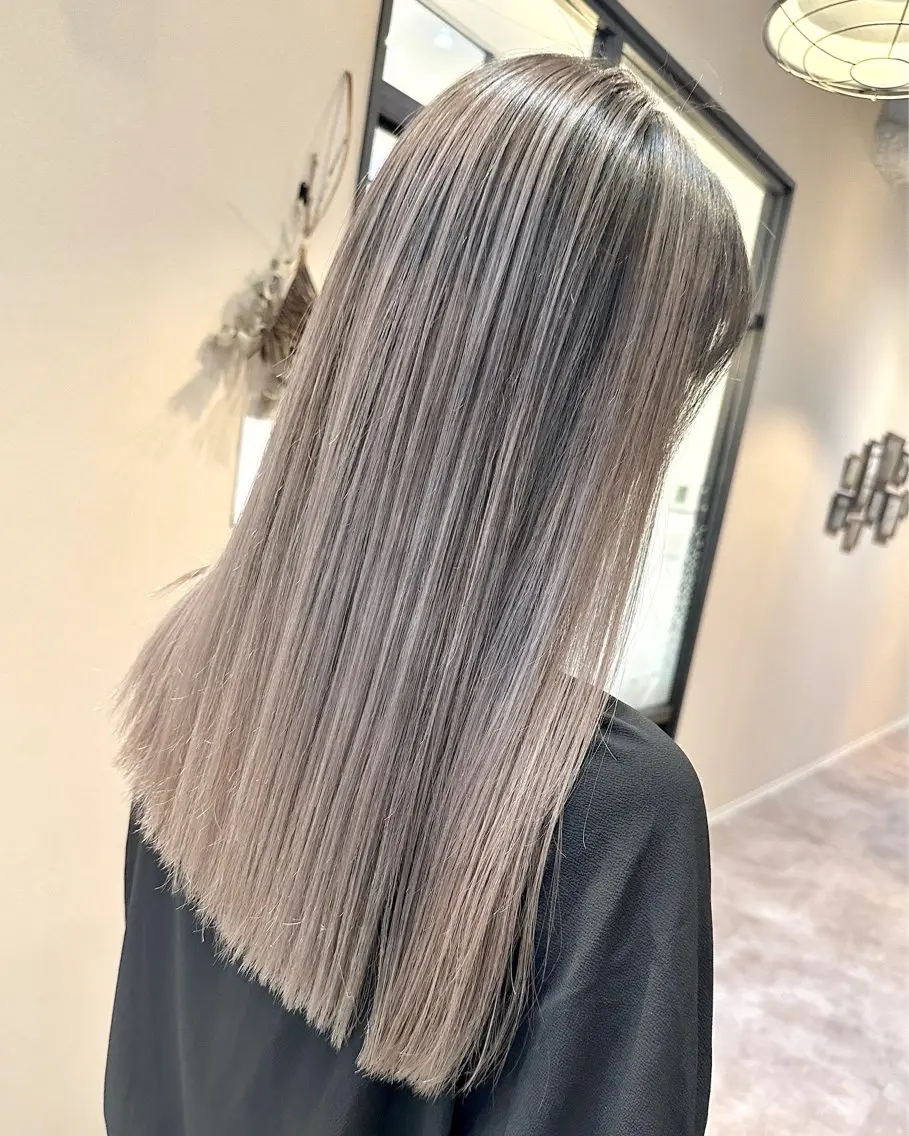 ロング レイヤーカット ヘアカラー 🔷ブリーチバレイヤ ージュ🔷飯野達也のヘアスタイル