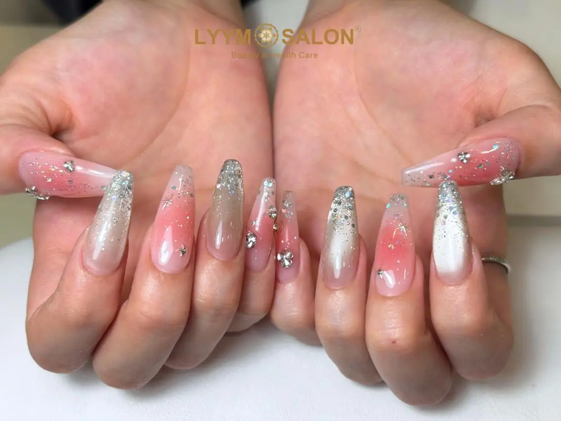 ネイル チークネイル グラデーション ホログラムネイル キラキラネイル 韓国ネイル ハンドネイル ハンドケア LYYM Salon Miraのネイルデザイン
