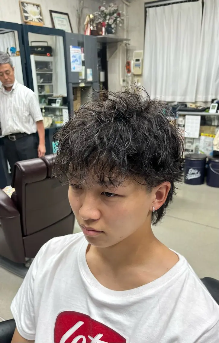 ミディアム パーマ メンズ ミディアムパーマ メンズパーマ メンズウルフカット 外ハネヘア ウルフカット 中野 あおいのヘアスタイル