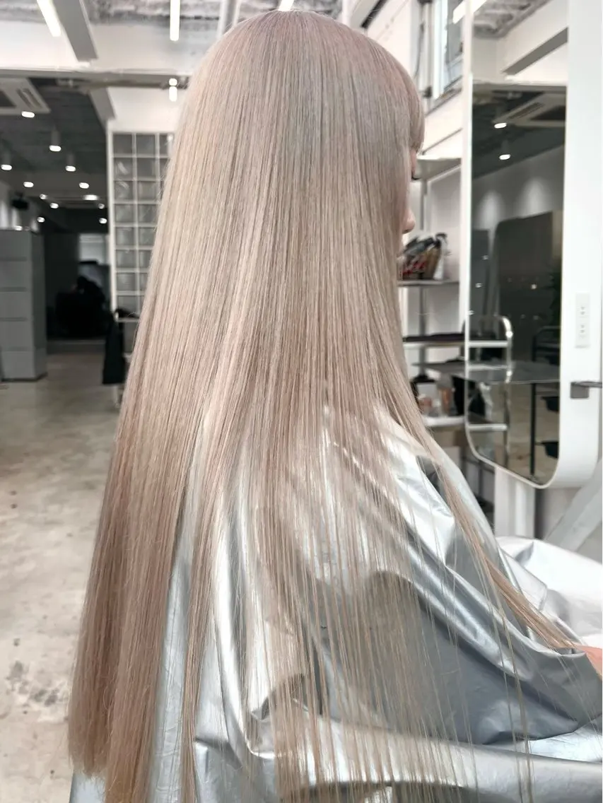 ロング カラー ベージュカラー ホワイトベージュ ヘアカラー トリートメント 天神/レイヤー特化 ハイトーン/デザインのヘアスタイル