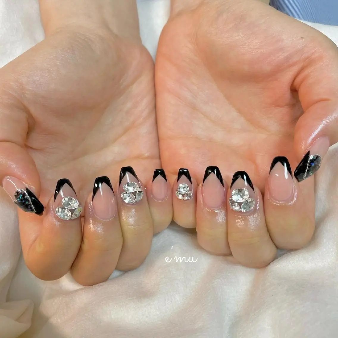 ネイル フレンチネイル キラキラネイル 韓国ネイル ストーンネイル nail salon e'mu💐のネイルデザイン