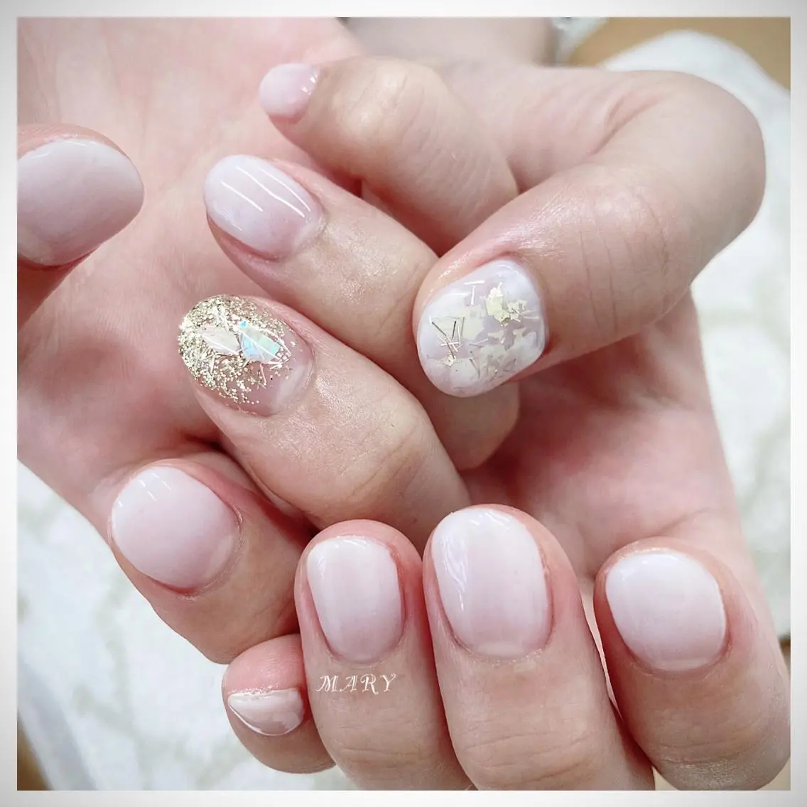 ネイル グラデーション キラキラネイル ニュアンスネイル オフィスネイル ホワイト Mary nail .narumiのネイルデザイン