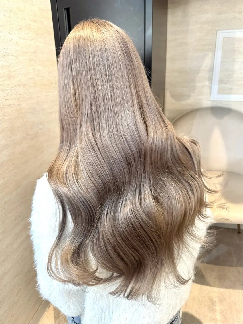 ロング カラー ヘアアレンジ ヘアカラー トリートメント 🌿巴結生🌱大宮 ミルクティーベージュのヘアスタイル