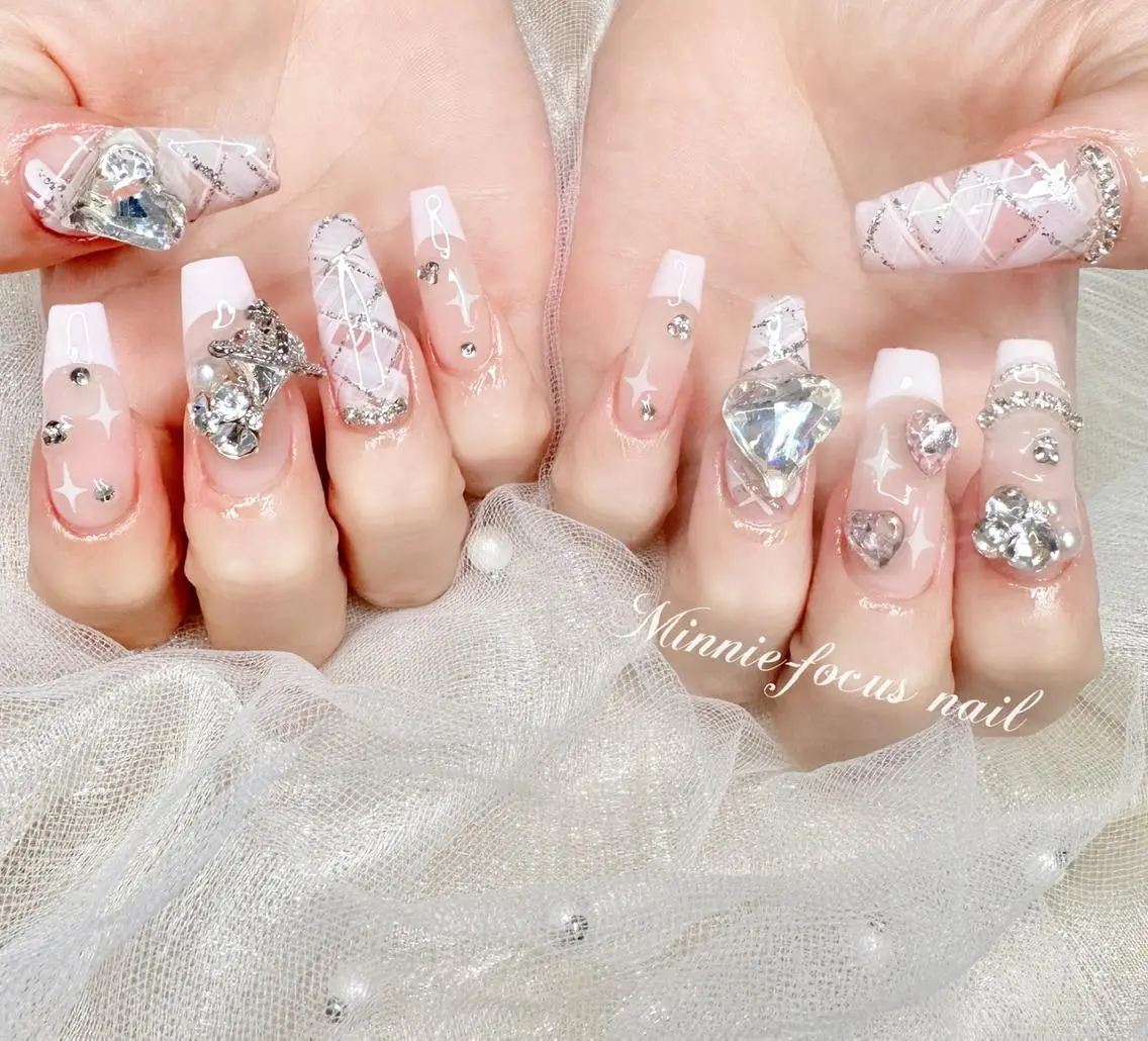 ネイル フレンチネイル ゴージャス ハート キラキラネイル 韓国ネイル ハンドネイル 🧸Luvia nail✨のネイルデザイン