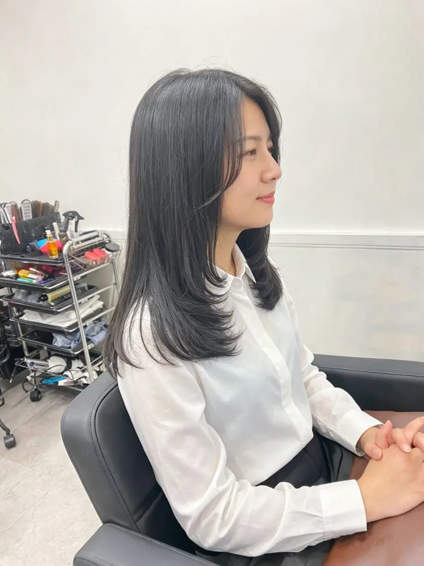 セミロング 友田 千栄のヘアスタイル